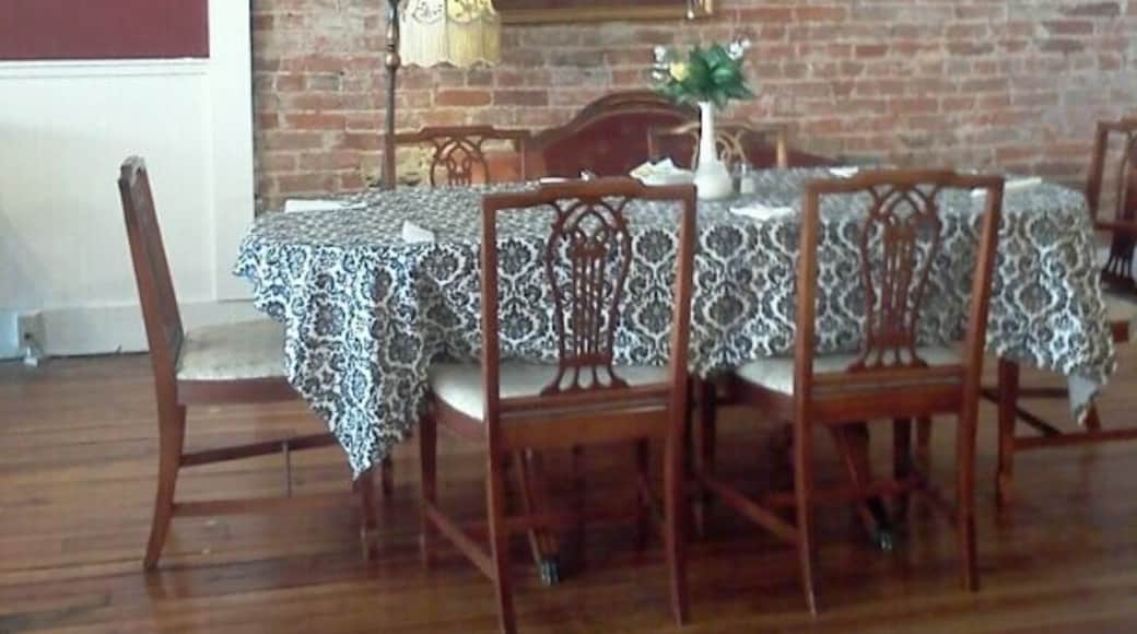 Great home cooked lunch. Service is very extraordinary. Loved it!