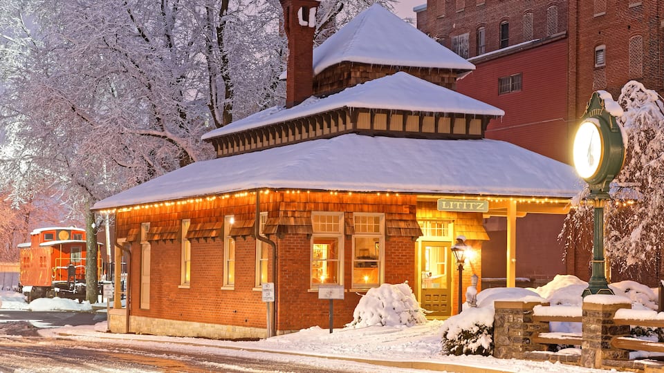 Snow fall at the old railroad station in Lititz, Pennsylvania.This building is now the town visitor center.