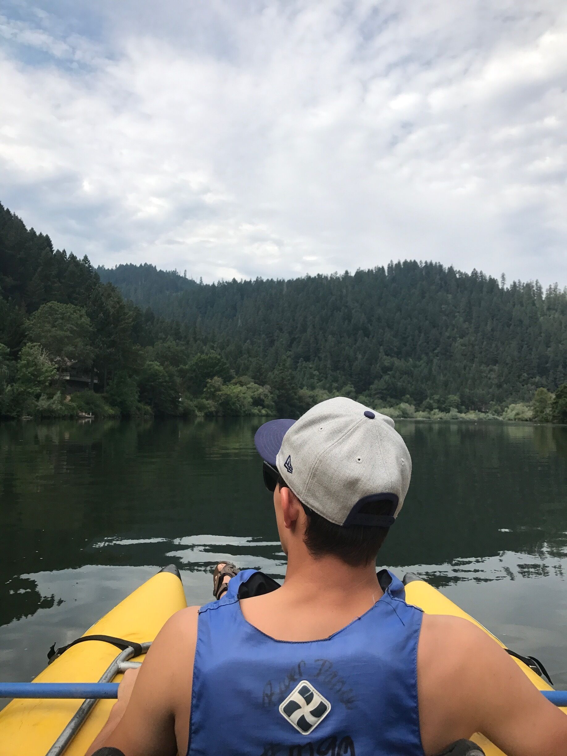 I could never get tired of this view 🌲🚣🏼‍♀️
•
•
#oregon #rogueriver #rafting 