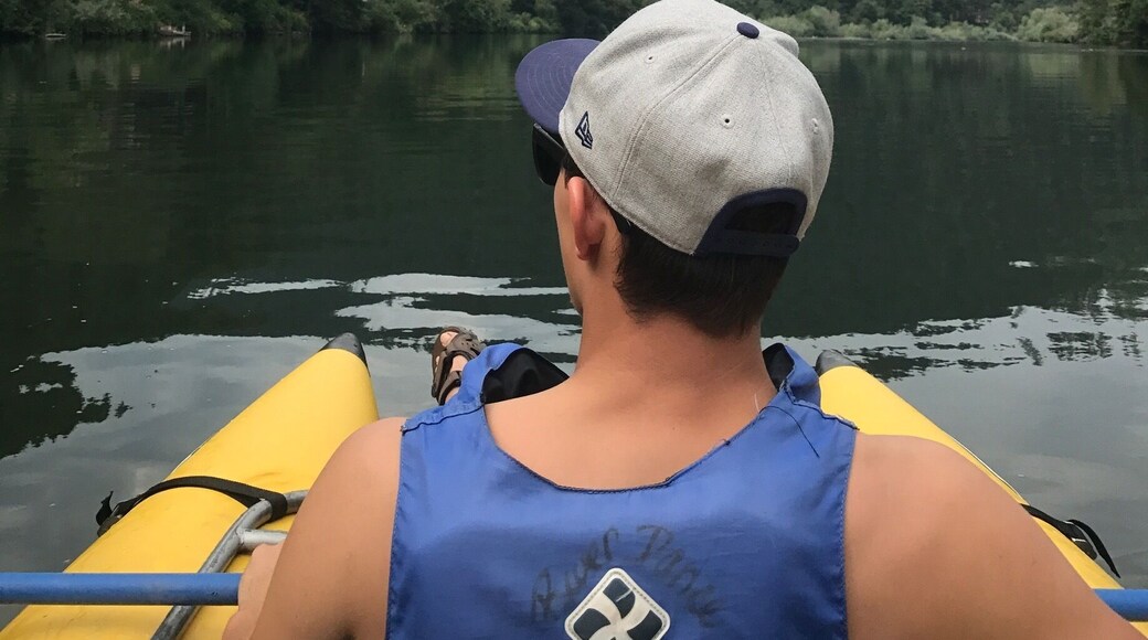 I could never get tired of this view 🌲🚣🏼♀️
•
•
#oregon #rogueriver #rafting