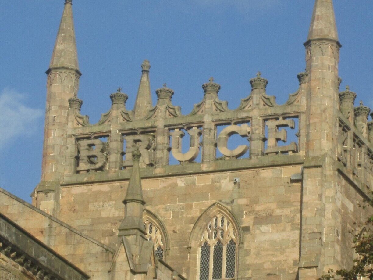 Un edifici històric amb el nom 'BRUCE' gravat a la façana.
