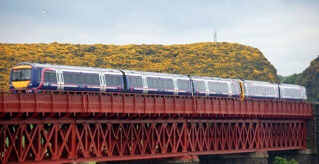 Jamestown Viaduct (2). Northbound train crossing Jamestown Viaduct 830024