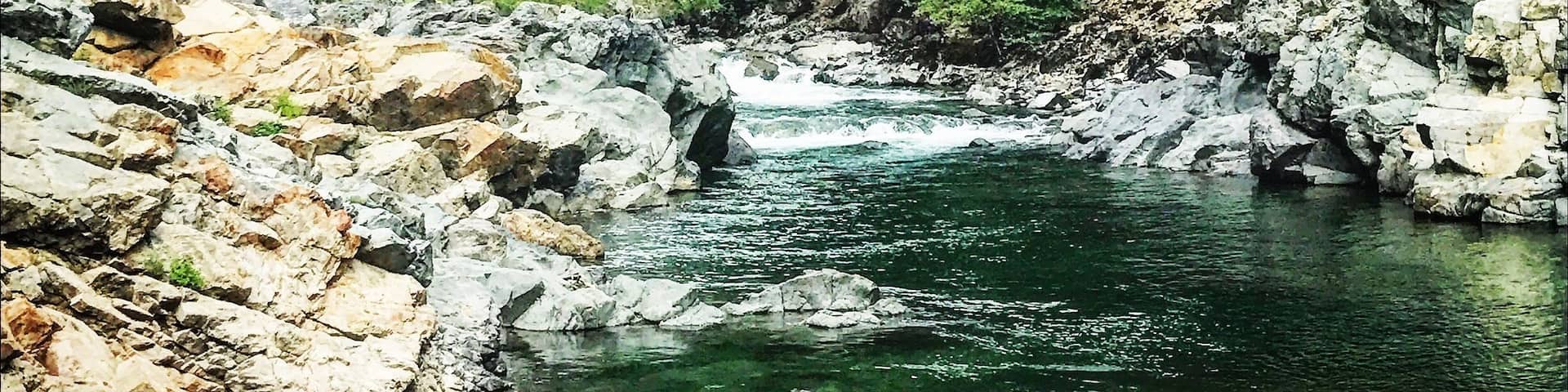 Love hiking adventures and finding places like this.