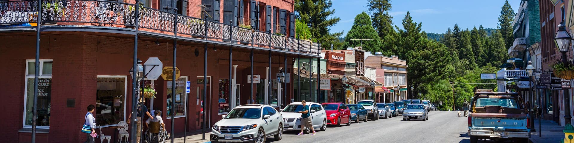 EAA4P0 Stores and bars on Broad Street in the old gold mining town of Nevada City, Northern Gold Country, California, USA