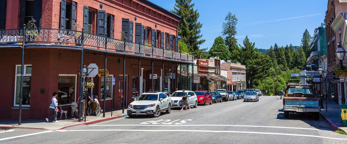 EAA4P0 Stores and bars on Broad Street in the old gold mining town of Nevada City, Northern Gold Country, California, USA