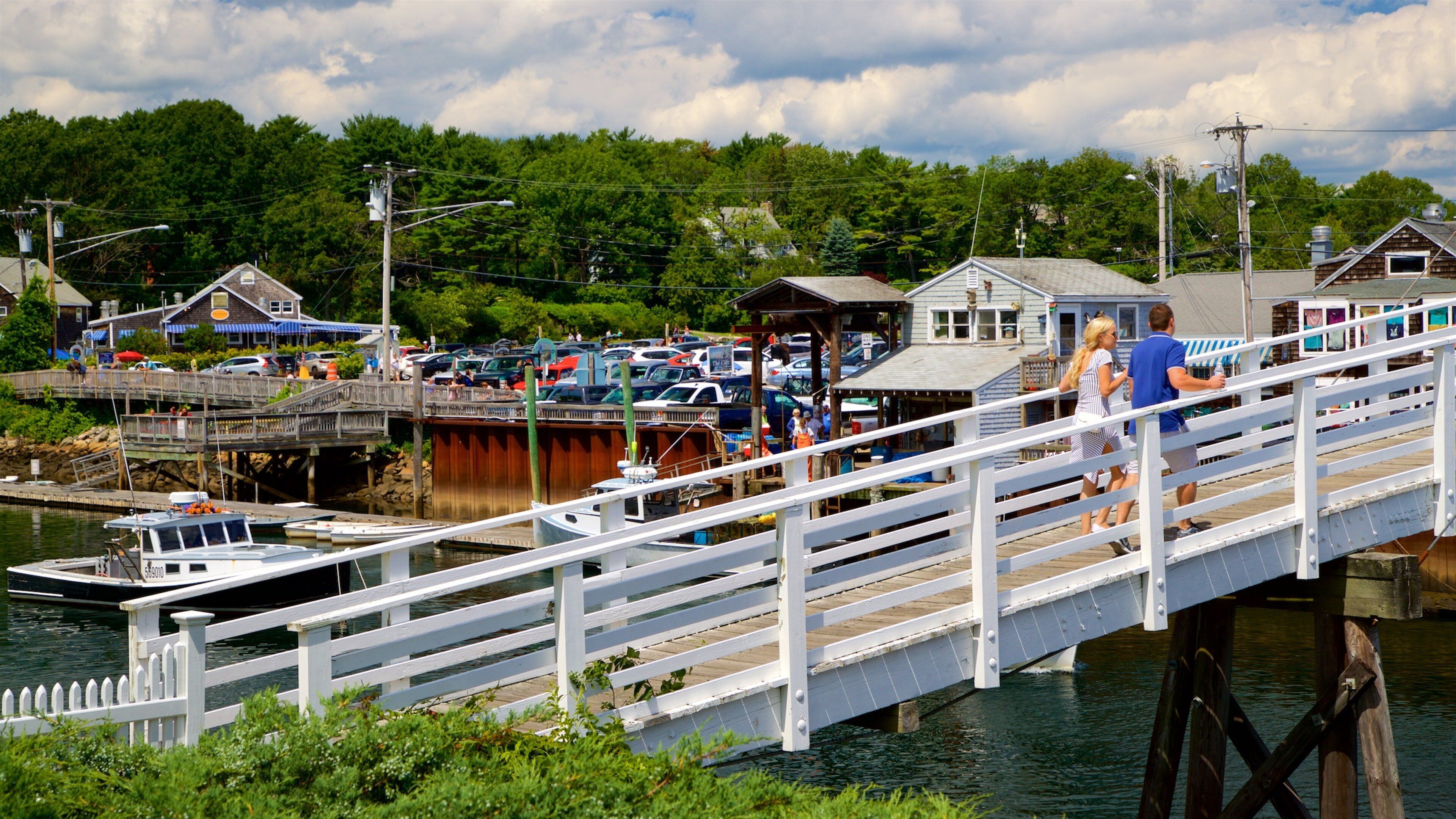 Ogunquit ofreciendo un puente y un río o arroyo y también una pareja