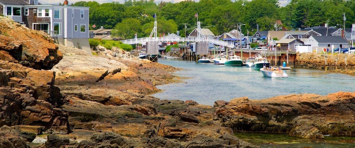 Ogunquit mostrando costa rocosa, vistas generales de la costa y una pequeña ciudad o pueblo