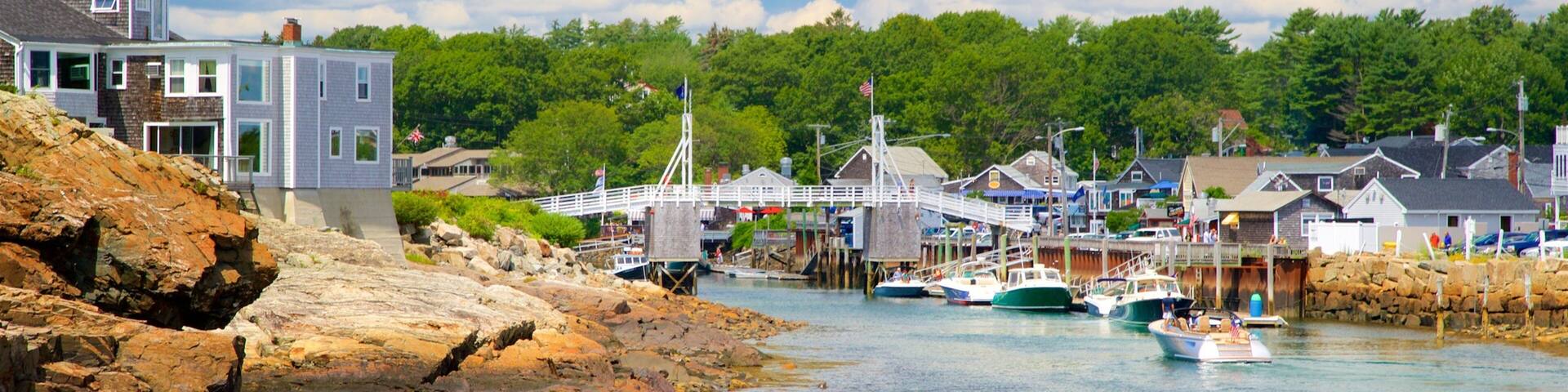 Ogunquit mostrando costa rocosa, vistas generales de la costa y una pequeña ciudad o pueblo