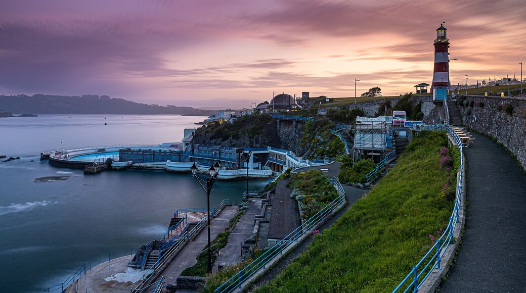 Der Leuchtturm Smeaton's Tower auf The Hoe in Plymouth in der Grafschaft Devon an der Südküste von England zum Sonnenuntergang