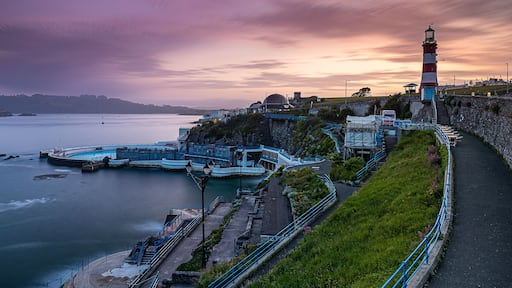 Der Leuchtturm Smeaton's Tower auf The Hoe in Plymouth in der Grafschaft Devon an der Südküste von England zum Sonnenuntergang