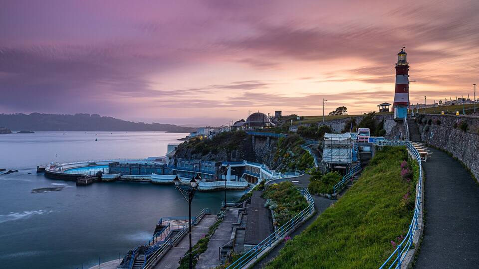 Der Leuchtturm Smeaton's Tower auf The Hoe in Plymouth in der Grafschaft Devon an der Südküste von England zum Sonnenuntergang