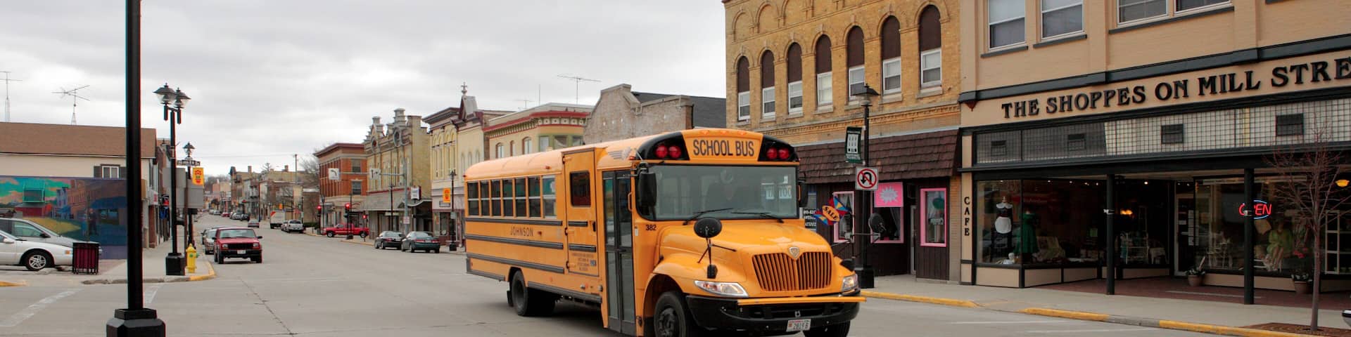 B31H0G YELLOW SCHOOL BUS IN A SMALL MIDWESTERN TOWN OF PLYMOUTH WISCONSIN USA