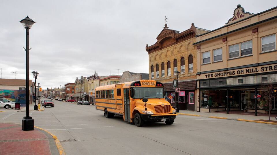 B31H0G YELLOW SCHOOL BUS IN A SMALL MIDWESTERN TOWN OF PLYMOUTH WISCONSIN USA