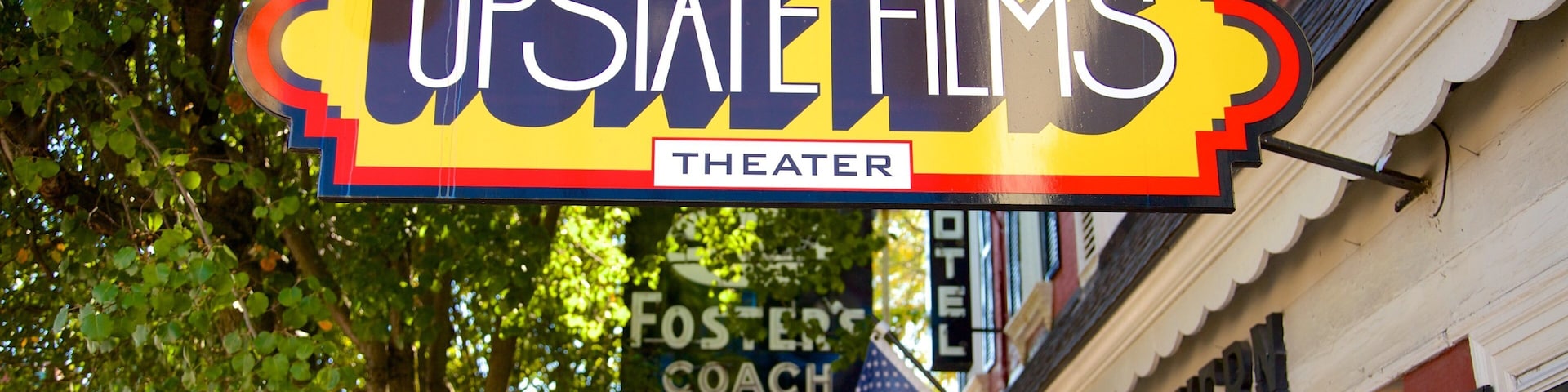 Rhinebeck mostrando sinalização e uma cidade