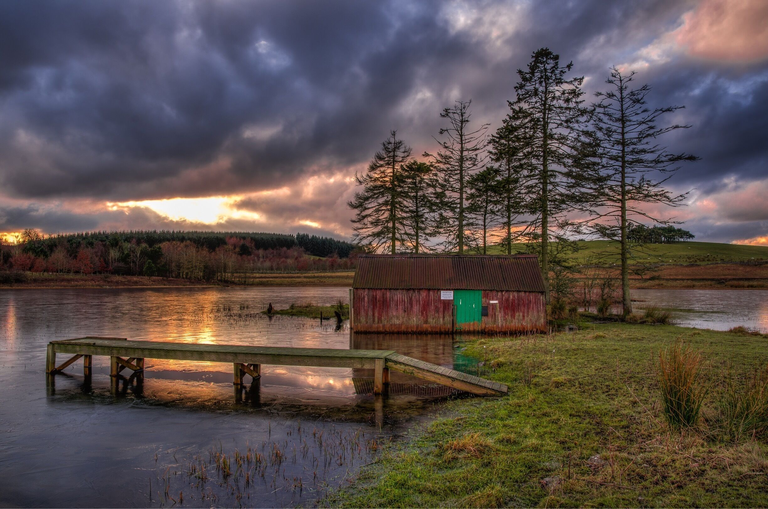 Synton loch and boat house