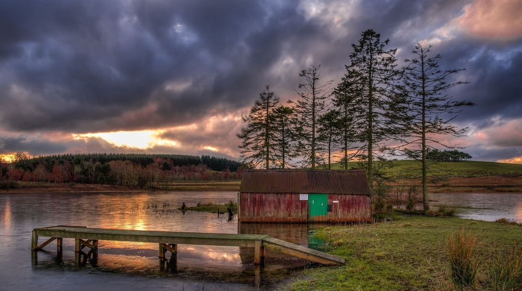 Synton loch and boat house
