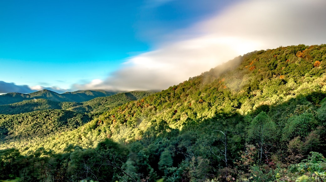 morning sunrise ove blue ridge parkway mountains