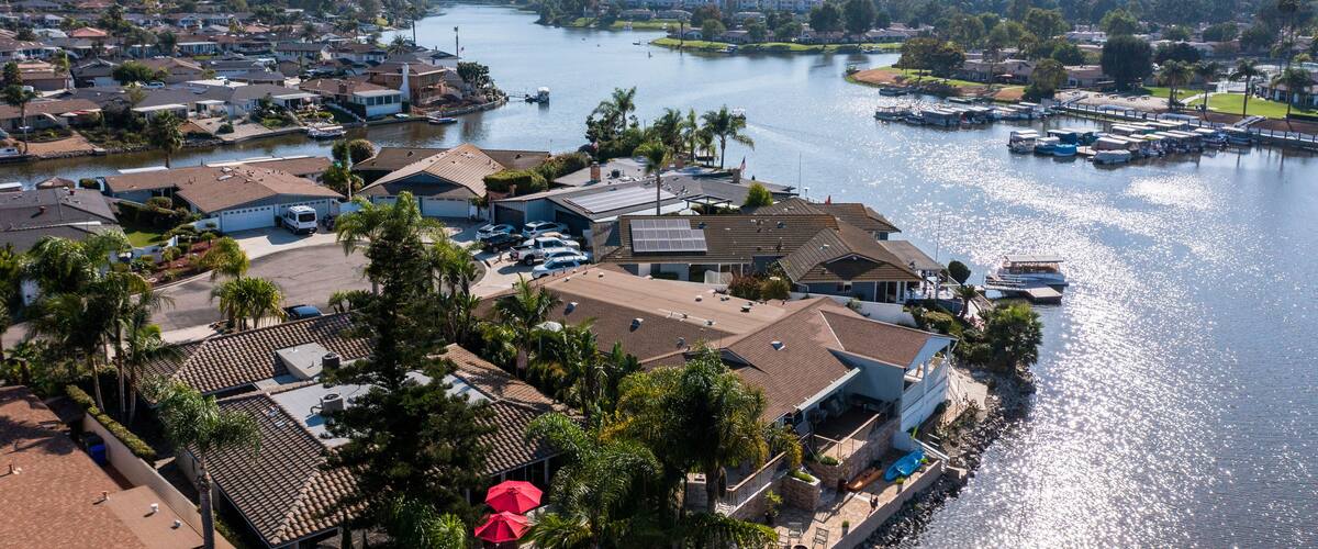 Zona residencial con casas, un puerto deportivo y un río.