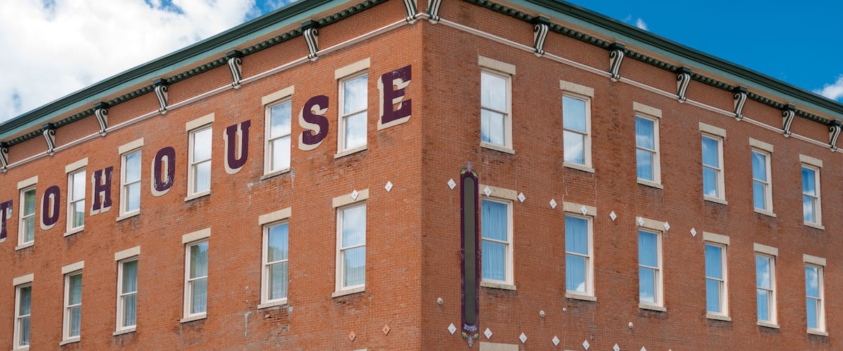A red brick building with the word "HOUSE" in large letters on the side.