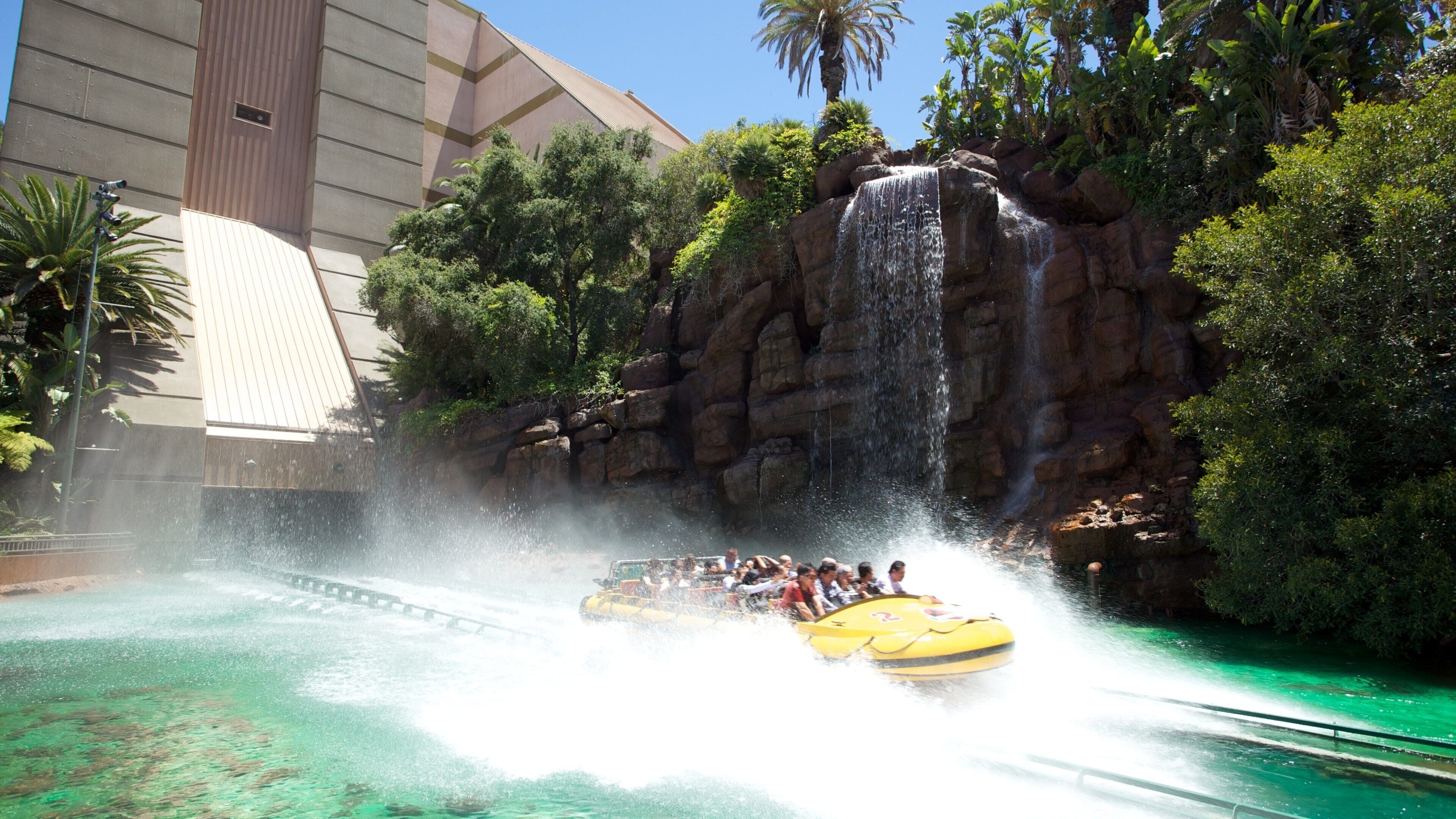 Universal Studios Hollywood® que incluye un parque, un parque acuático y una cascada