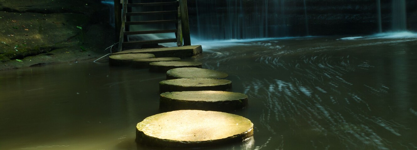 Una escalera de madera que lleva a una cascada.