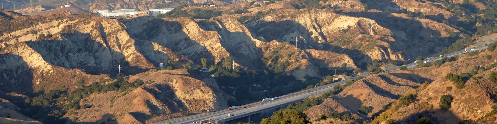A highway going through the Californian scenery near Valencia, CA