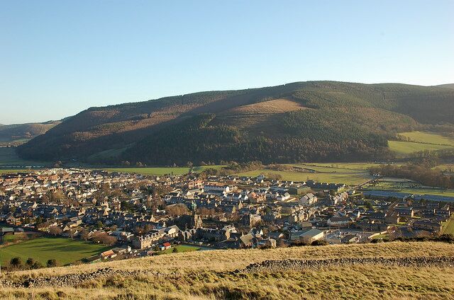 Innerleithen from Caerlee Hill The central part of the town, shared with the adjacent map square to the east. In the background the wooded hill across the Tweed is Cadon Bank.