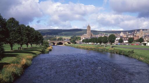 JR56XW A lovely summer view across the River Tweed towards Peebles, Scottish Borders