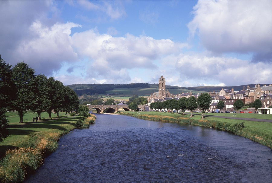 JR56XW A lovely summer view across the River Tweed towards Peebles, Scottish Borders