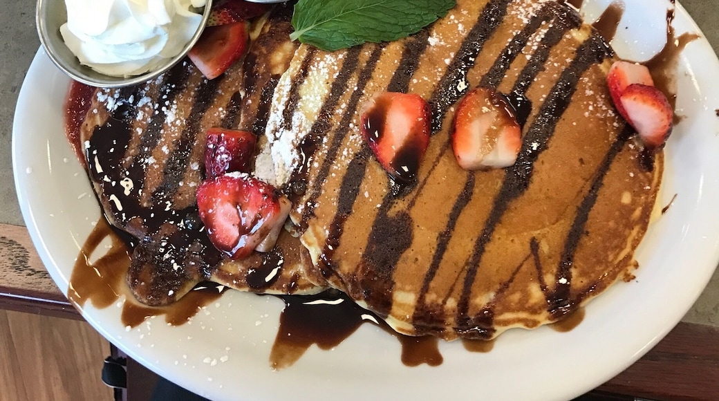 Chocolate chip strawberry pancakes topped off with hot chocolate smores
#foodiefinds