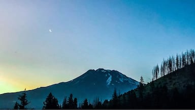 Northern California, Beautiful mountains and views of Mount Shasta. If you’re looking for a cool little California town that’s away from the city and everyone makes you feel at home. Check out Weed, California. This has become one of my favorite places to explore while traveling through Northern California and has some of the most beautiful views you could ever ask for. #california