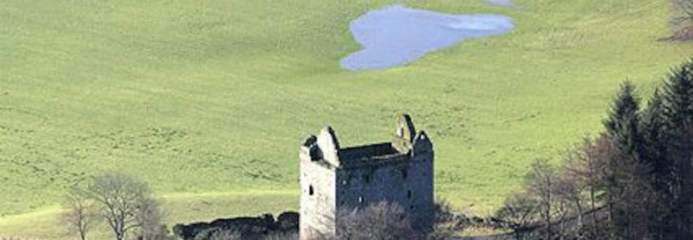 Newark Castle Newark Castle is a rectangular tower with 3m thick walls, first mentioned in 1423, and standing on a natural stronghold, reinforced by a 16th century barmkin. The castle was passed back to the Crown in 1445 from the Earls of Douglas and became one of only two royal castles in the Middle March, serving both as an estate centre for Ettrick Forest and a hunting retreat. In 1547-8, the English took the barmkin, burnt the stables, but could not take the house. They came back the next year and did so. In 1645, 100 prisoners from the battle of Philiphaugh were slaughtered in the courtyard, and Cromwells troops occupied it in 1650. Viewed from Foulshiels Hill in the adjacent square to the north. (Source: Borders and Berwick, an Architectural Guide by Charles Alexander Strang).