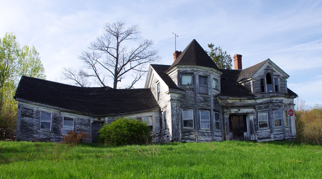 As we drove North out of Bar Harbor we came across this house and wondered what was holding it up!