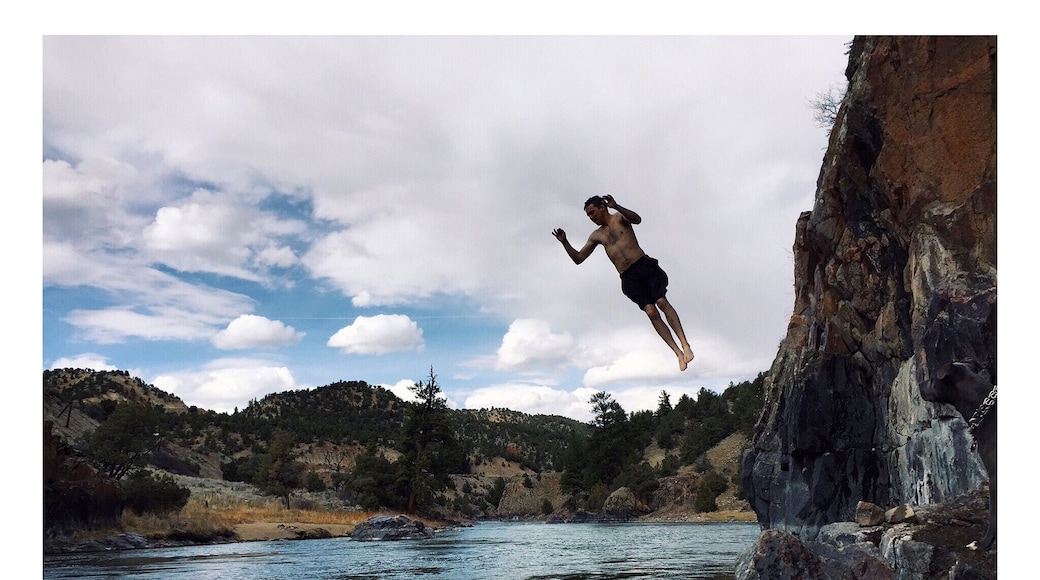 Hello Colorado River! 👋 we took a #roadtrip and found a new hot spring and cliff jumps! Make sure you read up on Radium Hot Springs before you go looking! #waterlust