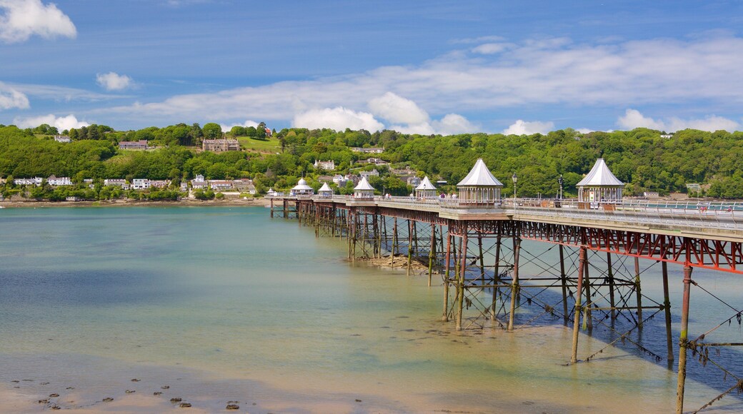 Bangor mit einem Fluss oder Bach, Brücke und Strand