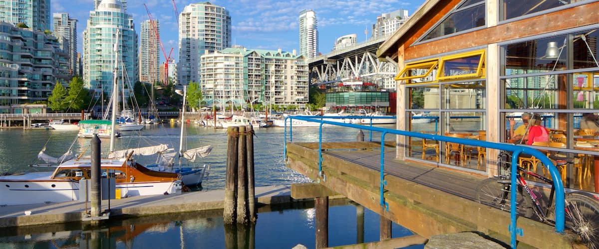 Granville Island inclusief een stad, hoogbouw en een baai of haven