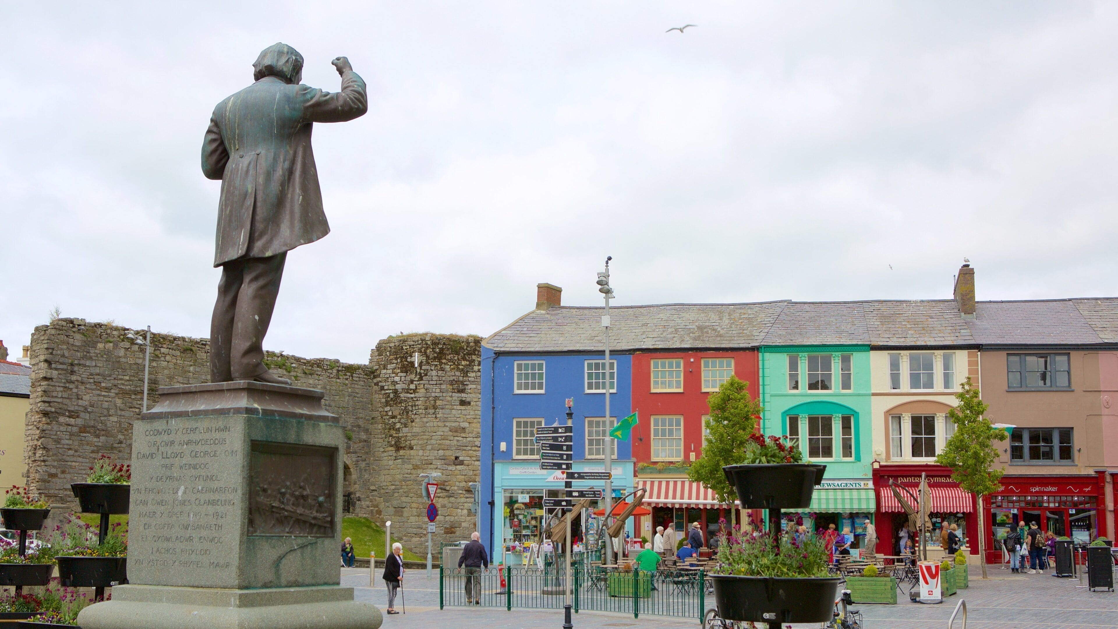 Caernarfon showing a monument and a square or plaza