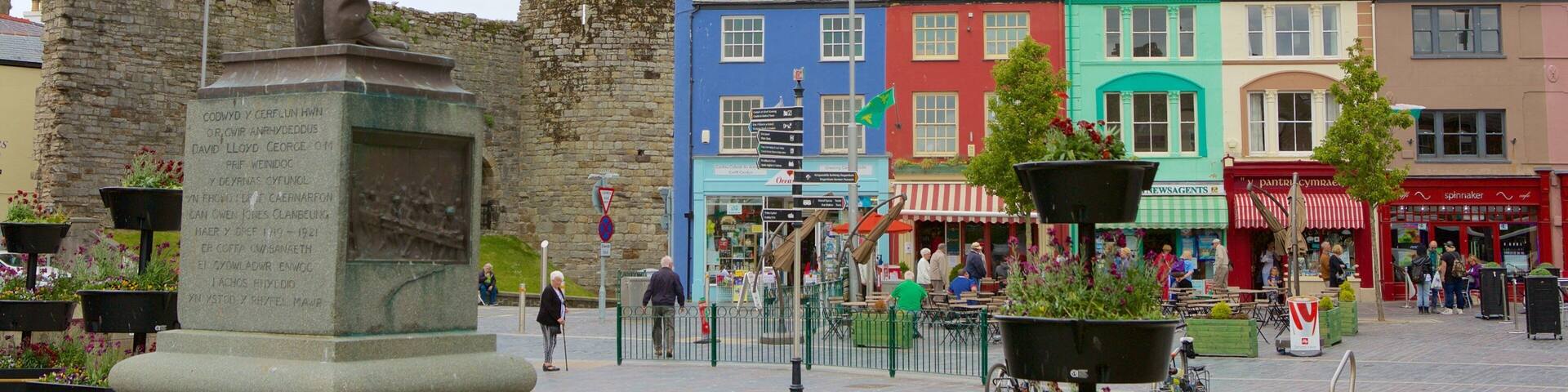 Caernarfon showing a monument and a square or plaza
