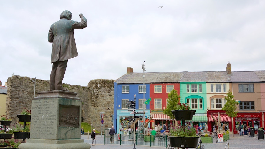 Caernarfon featuring a monument and a square or plaza