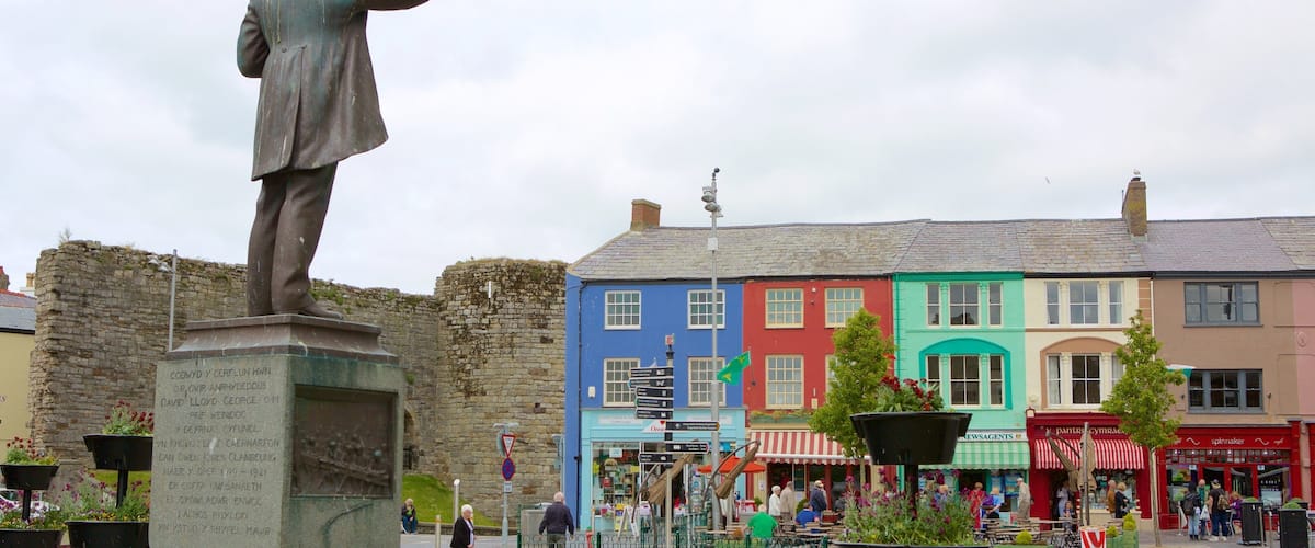Caernarfon which includes a monument and a square or plaza