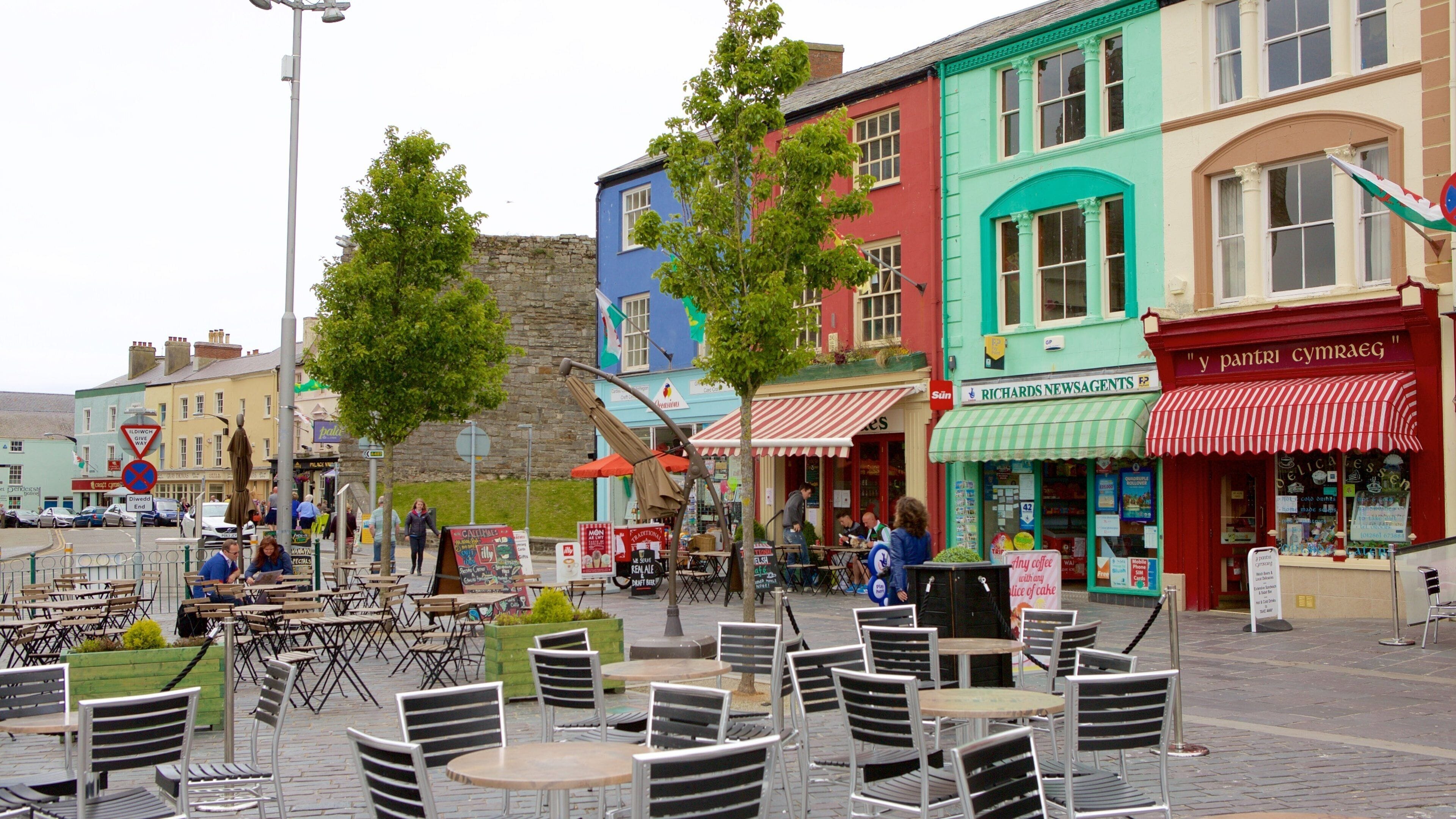 Caernarfon which includes street scenes