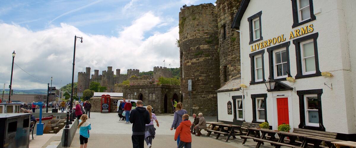 Conwy ofreciendo escenas urbanas y también un pequeño grupo de personas