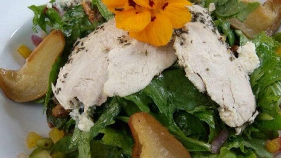 On a day visiting Marlborough NZ wineries, Allan Scott winery cafe makes a nice lunch stop. Its wines are available in the US.