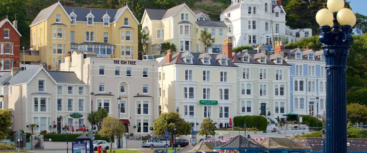 Llandudno showing a square or plaza and a small town or village