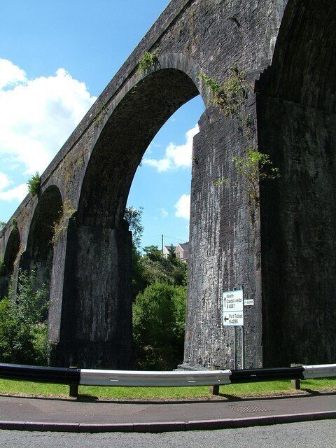 Un gran puente de piedra con varios arcos.