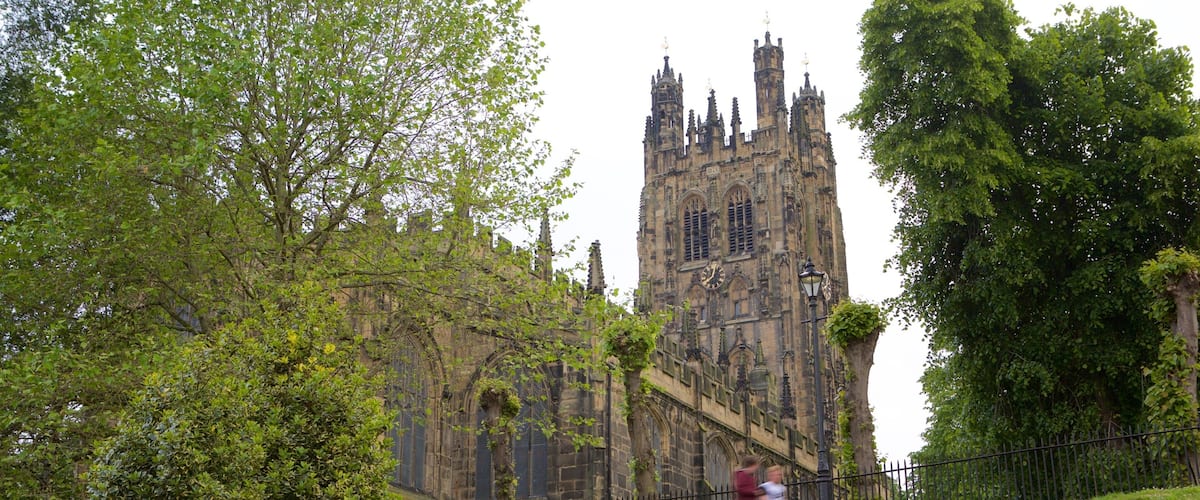 Wrexham que incluye elementos patrimoniales y una iglesia o catedral