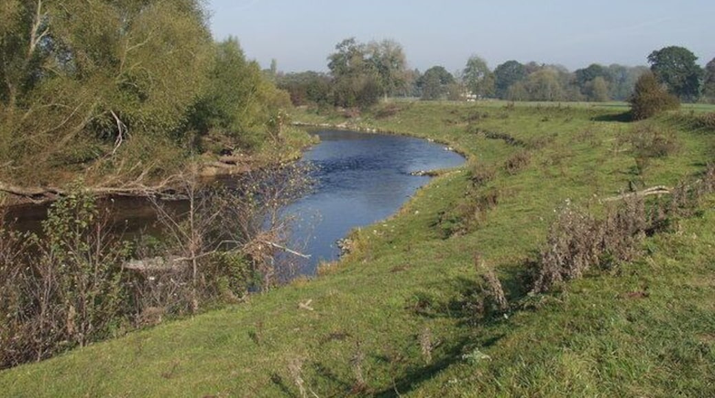 Afon Dyfrdwy near Dongray Hall Taken from the flood protection bank it is possible to see how much the River Dee rises to flood.