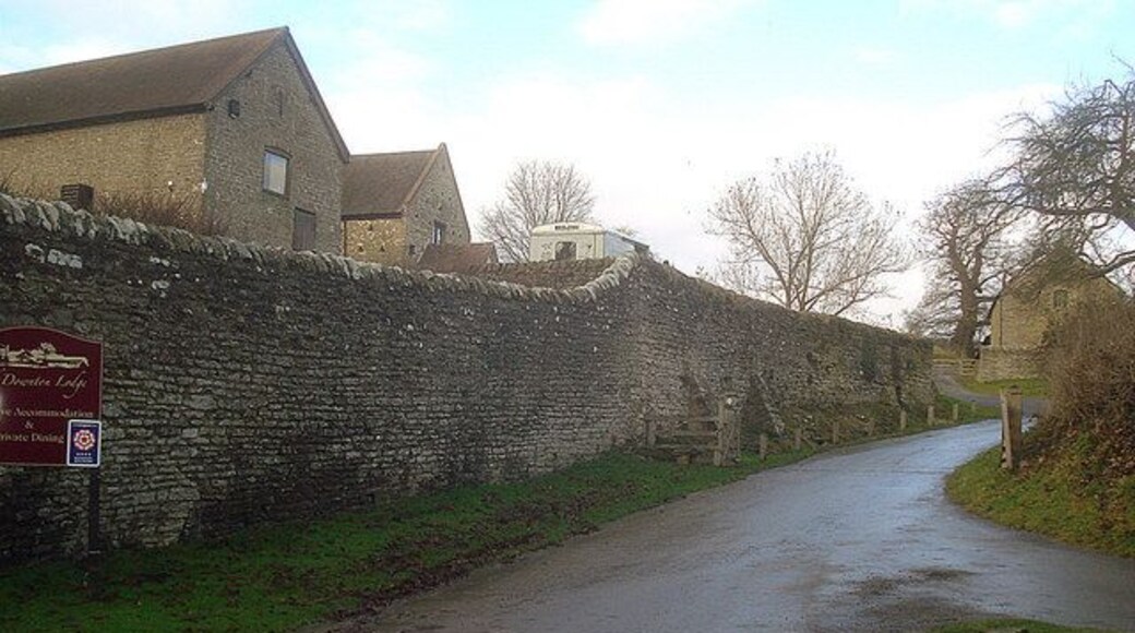 Old Downton Lodge Situated on the bend in the lane. The Old Downton Lodge restaurant and hotel now appears to be closed - perhaps part of the decline in the Ludlow area as an 'in' gourmet location.