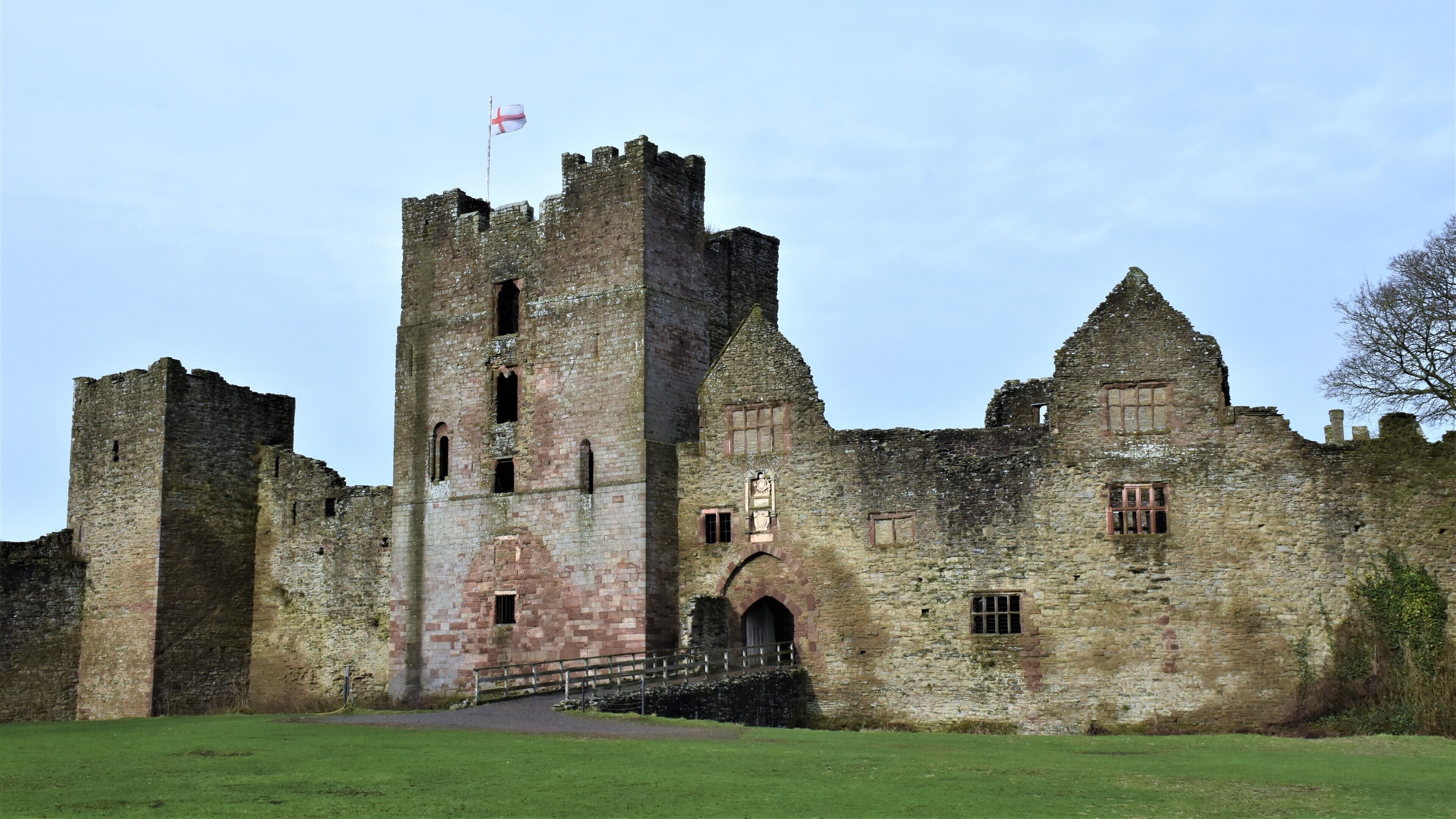 #lksawaydays 5a/2020 #lksawaydays After enjoying the previous weeks step back in time we decided for today's part 1 to continue on the theme of castles. With our destination programmed into the satnav we headed off to Shropshire to visit the medieval castle at Ludlow. Just before 10am after a pleasant 3 hour car journey #lksawaydays arrived in the Salop town of Ludlow, perfect timing as the site was just opening. At that time of the morning there was plenty of space for street parking, which are controlled by parking meters. After a short 2 minute walk we were greeted by a very jolly lady in the ticket office & shop who gave us our tickets and some information about the site. After paying the £7 per adult we left the shop and forged ahead to explore the 12th century fortification. Ludlow Castle sits alongside the River Teme and is one of the first stone castles to be built in England. The castle believed to be founded by Walter de Lacy in 1075 was empty, not a soul and we soon realised we were the only 2 people walking around the mossy defunct ruins, I did try my hardest to get Mrs LK to play hide and seek but after a long thoughtful pause she just shook her head at me! Ludlow castle has plenty of nooks and crannies to explore as well as a great view across Shropshire once you reach the top. A pleasant morning exploring a castle that has a rich history behind it came to a close. #lksawaydays give Ludlow Castle a 👍#uk #castle #outandabout #history #ludlow #travel