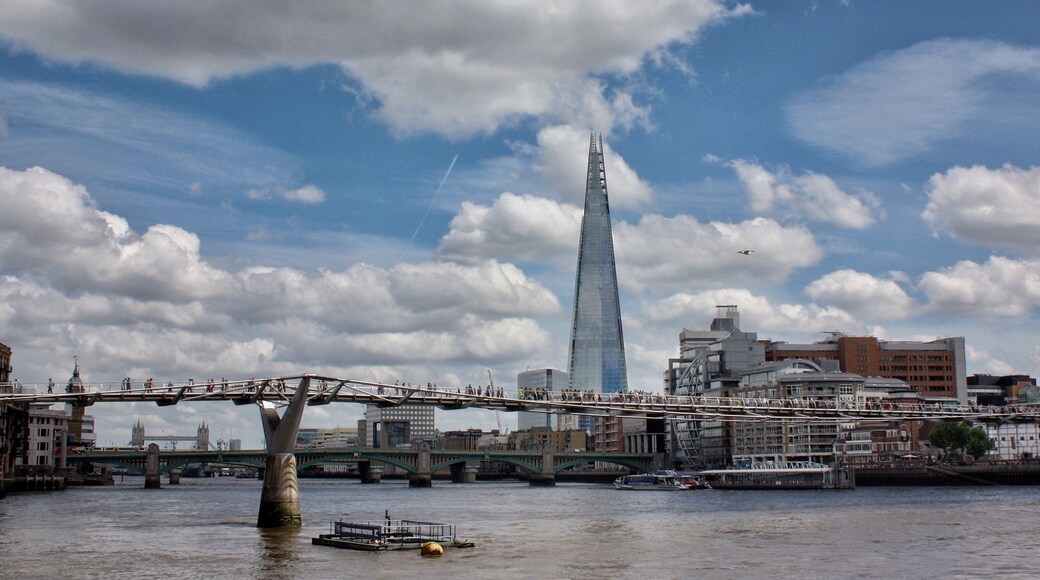 Cross on the Thames.